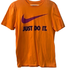 𝅺NIKE TEE women’s medium